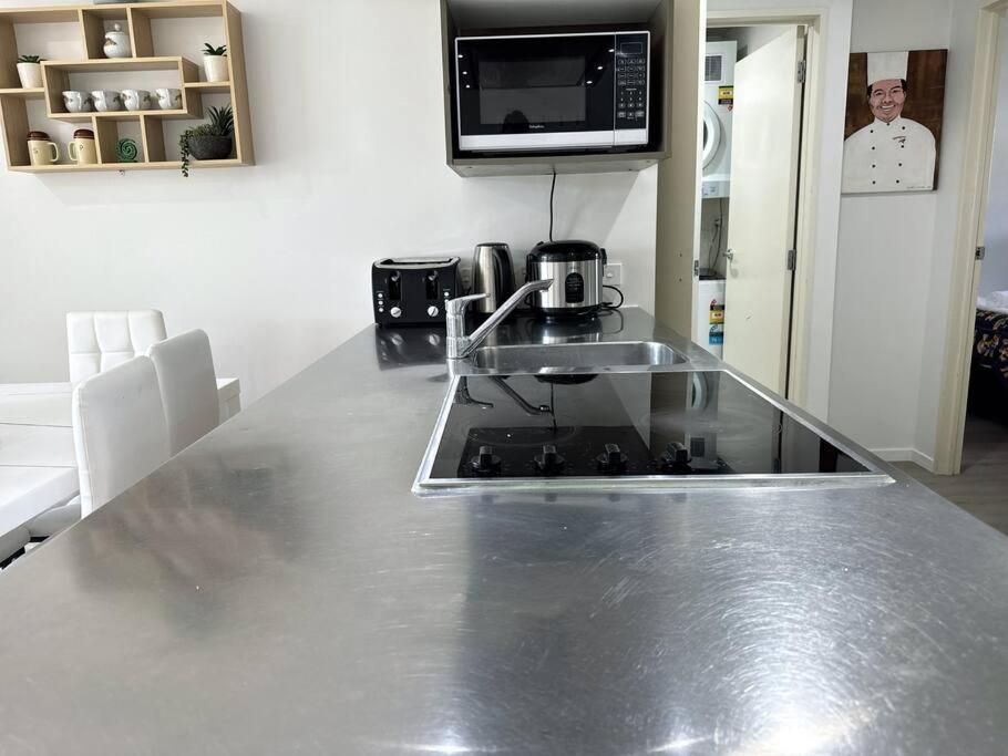 Immaculate 3 Bd 2 Bth Apartment -Free Carpark & Pool Auckland Ngoại thất bức ảnh